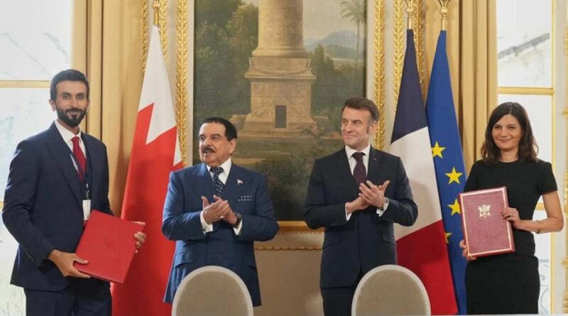 Sheikh Nasser bin Hamad Isa Al Khalifa, Bahrain's King Hamad bin Isa Al Khalifa, France's President Emmanuel Macron and Junior Minister at the Ministry of Defense, Alice Rufo